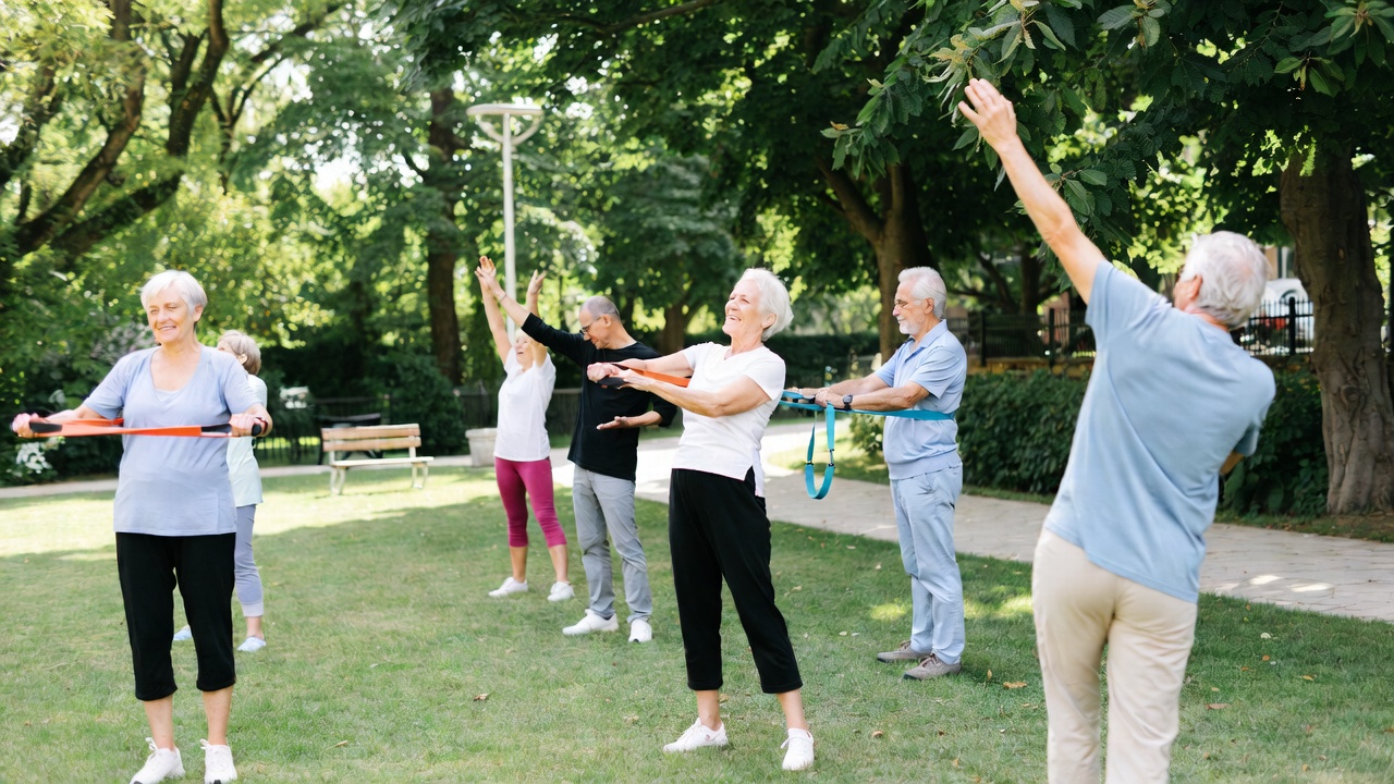 ประโยชน์ของการออกกำลังกายกลางแจ้งในผู้สูงอายุ (Outdoor Senior Fitness)